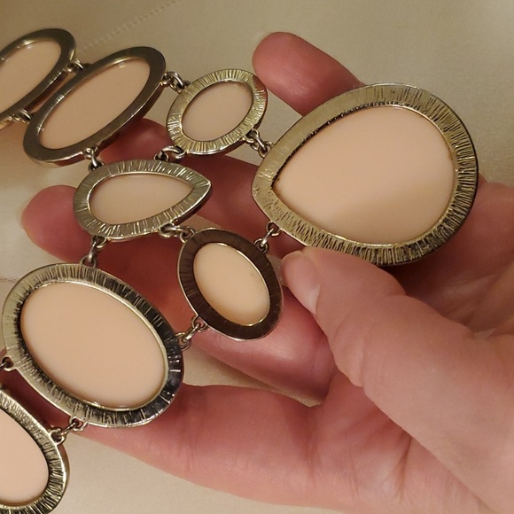 Pink and gold statement necklace - Picture 9 of 10